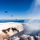 Imagen para el artículo titulado Este piloto de wingsuit se convierte en el primero en entrar y salir volando de un volcán activo